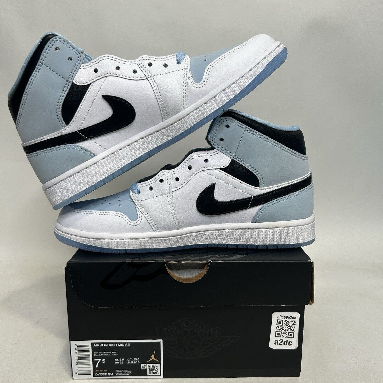 Nike Shoes Air Jordan 1 Mid SE “UNC/Ice Blue 2024