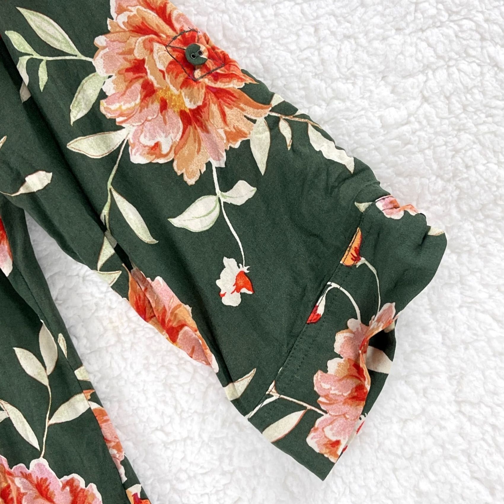 Torrid Torrid Harper Challis Shirt Women Medium Green Floral 3/4 Sleeve Pullover V-Neck Size M / US 6-8 / IT 42-44 - 6 Thumbnail