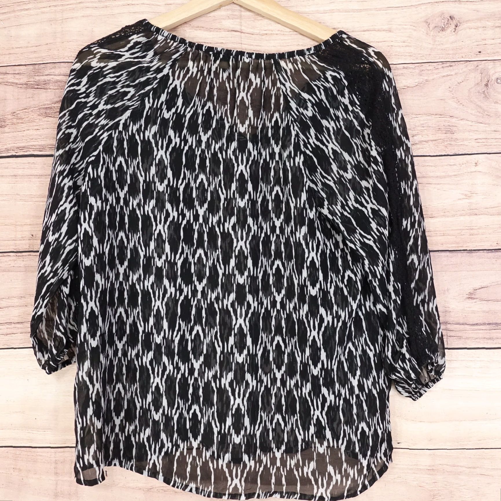 Express EXPRESS BLOUSE WOMENS SZ S BLACK WHITE SHEER SEE THRU GEOMETRIC SMALL Size S / US 4 / IT 40 - 4 Thumbnail