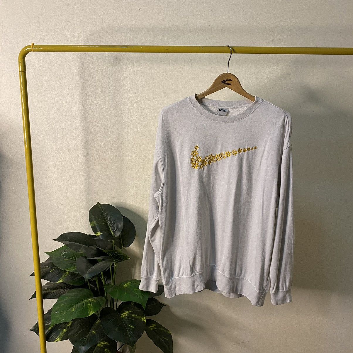 Nike × Vintage Vintage Y2K Nike Embroidery Flower Swoosh Sweatshirt Size US M / EU 48-50 / 2 - 1 Thumbnail