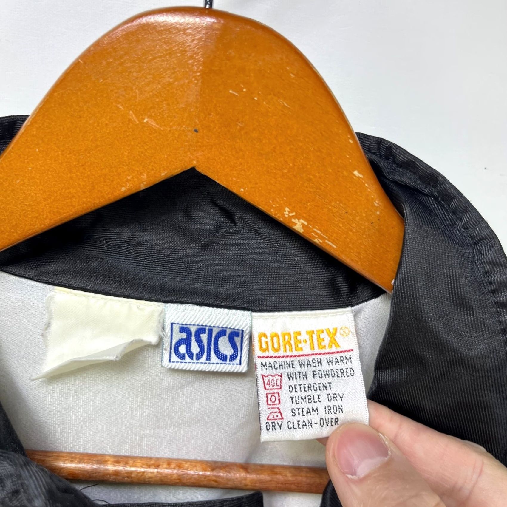 Asics VINTAGE ASICS Gore-Tex Windbreaker Jacket S Black 90s Logo Hooded Reversible Windbreaker Mens Size US S / EU 44-46 / 1 - 4 Thumbnail