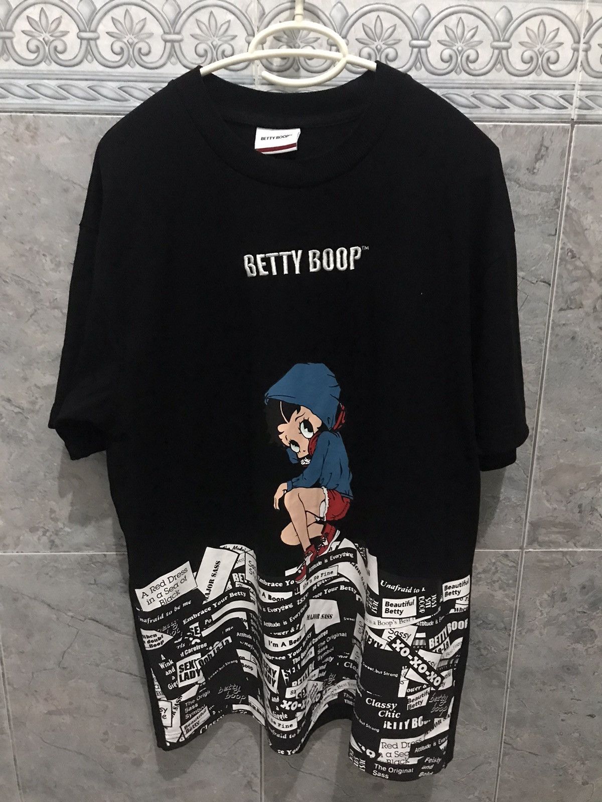 Vintage Women's Sassy Betty Boop Sneakers Tshirt Size US L / EU 52-54 / 3 - 5 Thumbnail