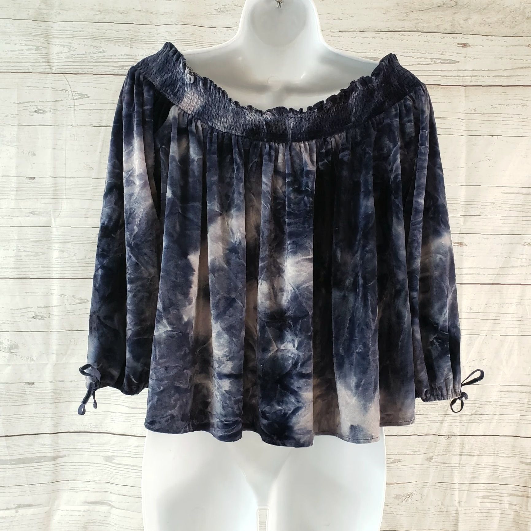 American Eagle Outfitters American Eagle Top Womens Sz Medium Off The Shoulder Blue Tie Dye Velvet Size M / US 6-8 / IT 42-44 - 3 Thumbnail