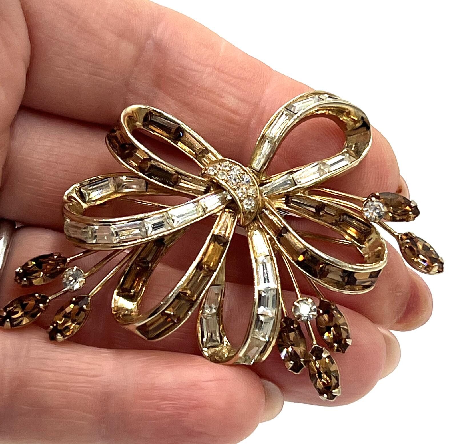 Other Crown Trifari Goldplate White Copper Rhinestone Bow Brooch Size ONE SIZE - 4 Thumbnail