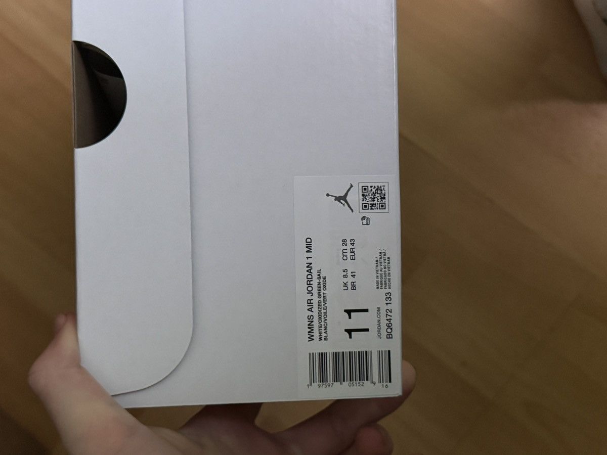 Nike Air Jordan 1 Mid Size US 11 / EU 44 - 7 Thumbnail
