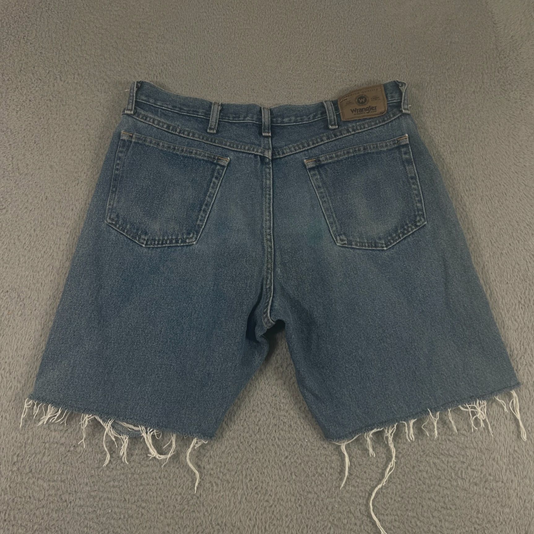 Wrangler VINTAGE Wrangler Jeans Bermuda Shorts Relaxed Fit 36 Blue Medium Wash Men 36-Regular Waist Denim Distressed No Mens Size US 36 / EU 52 - 7 Thumbnail