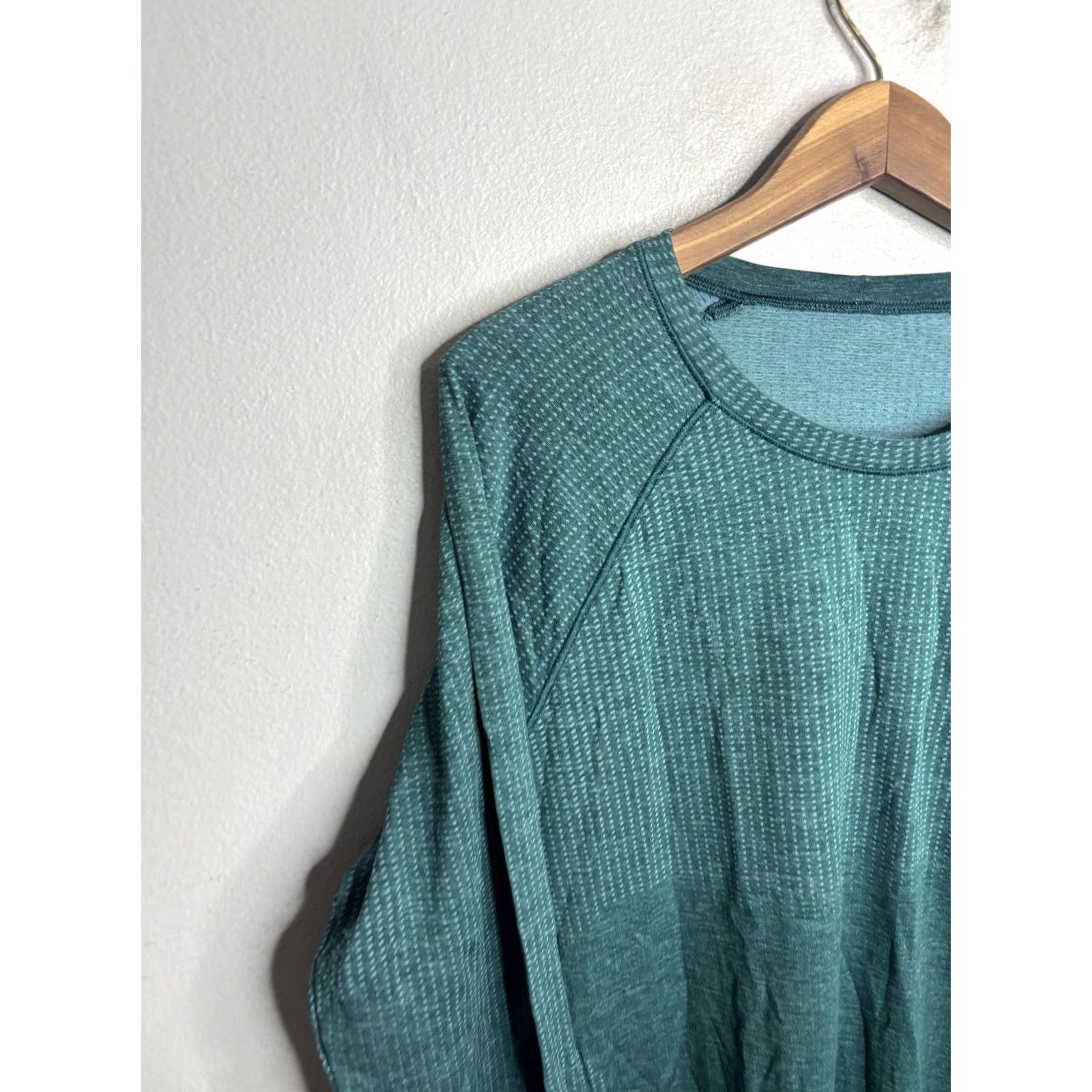 Lululemon Lululemon Long Sleeve Shirt Mens Green Teal Crewneck Raglan Athletic Running Size US L / EU 52-54 / 3 - 2 Thumbnail