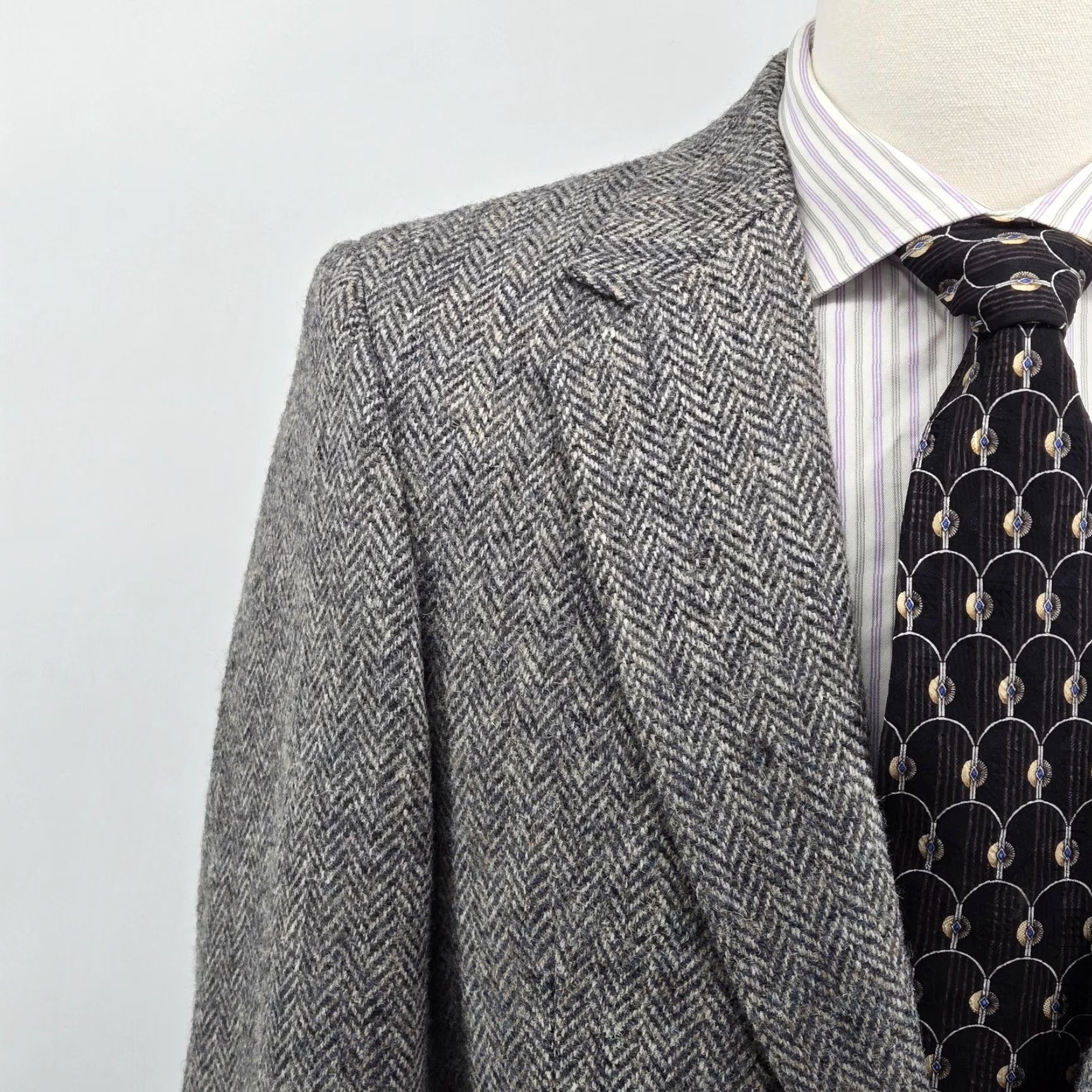 Harris Tweed Vintage Harris Tweed Sport Coat Gray Herringbone 40R Two-Button Notch Lapel Wool Blazer United States Mens Regular 2 Piece Jacket Coat Size 40R - 3 Thumbnail