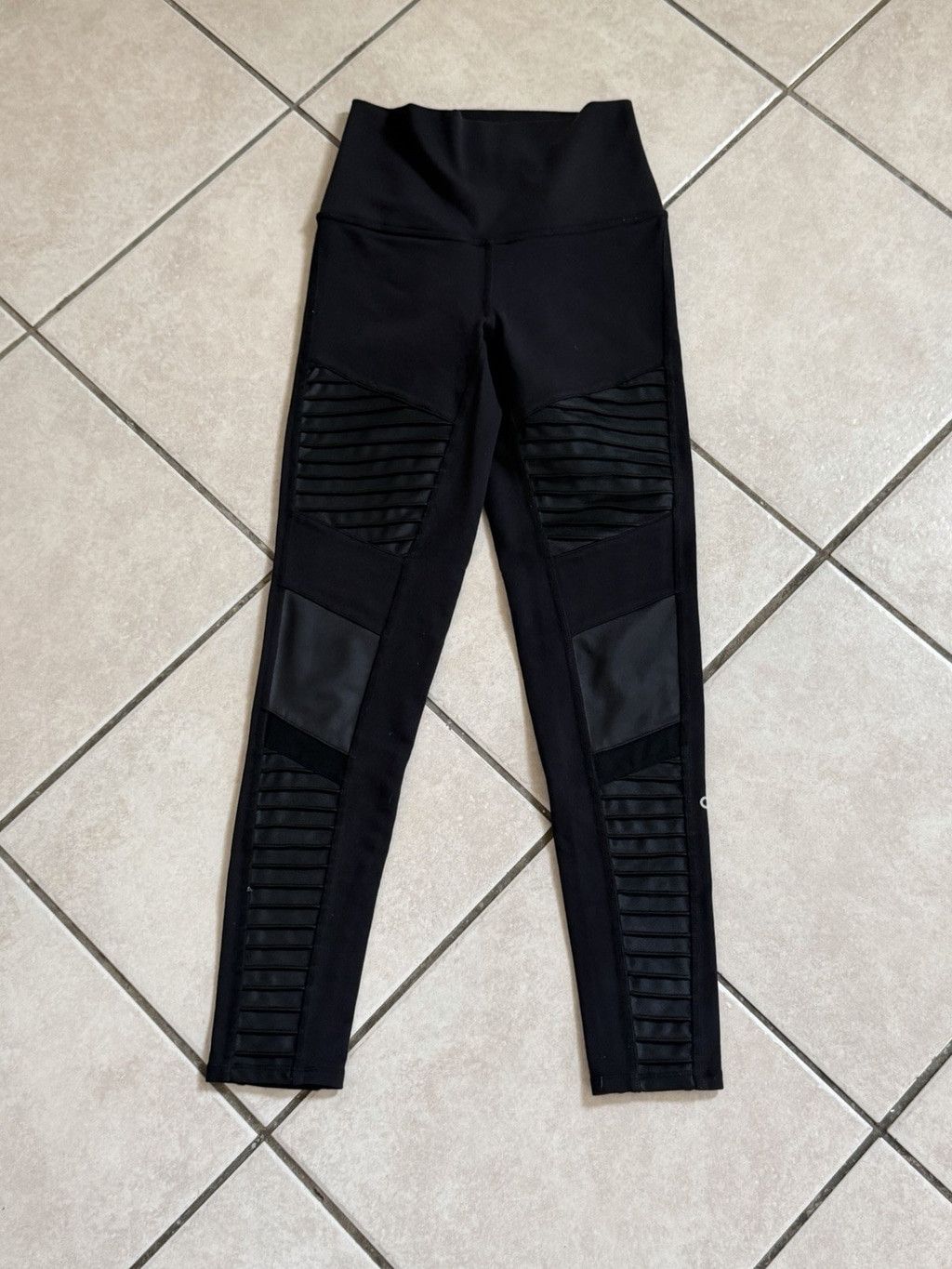 Alo Yoga ALO YOGA HIGH WAIST MOTO LEGGING 24.5”BLACK COLOR SIZE XXS Size 24" / US 00 / IT 34 - 4 Thumbnail