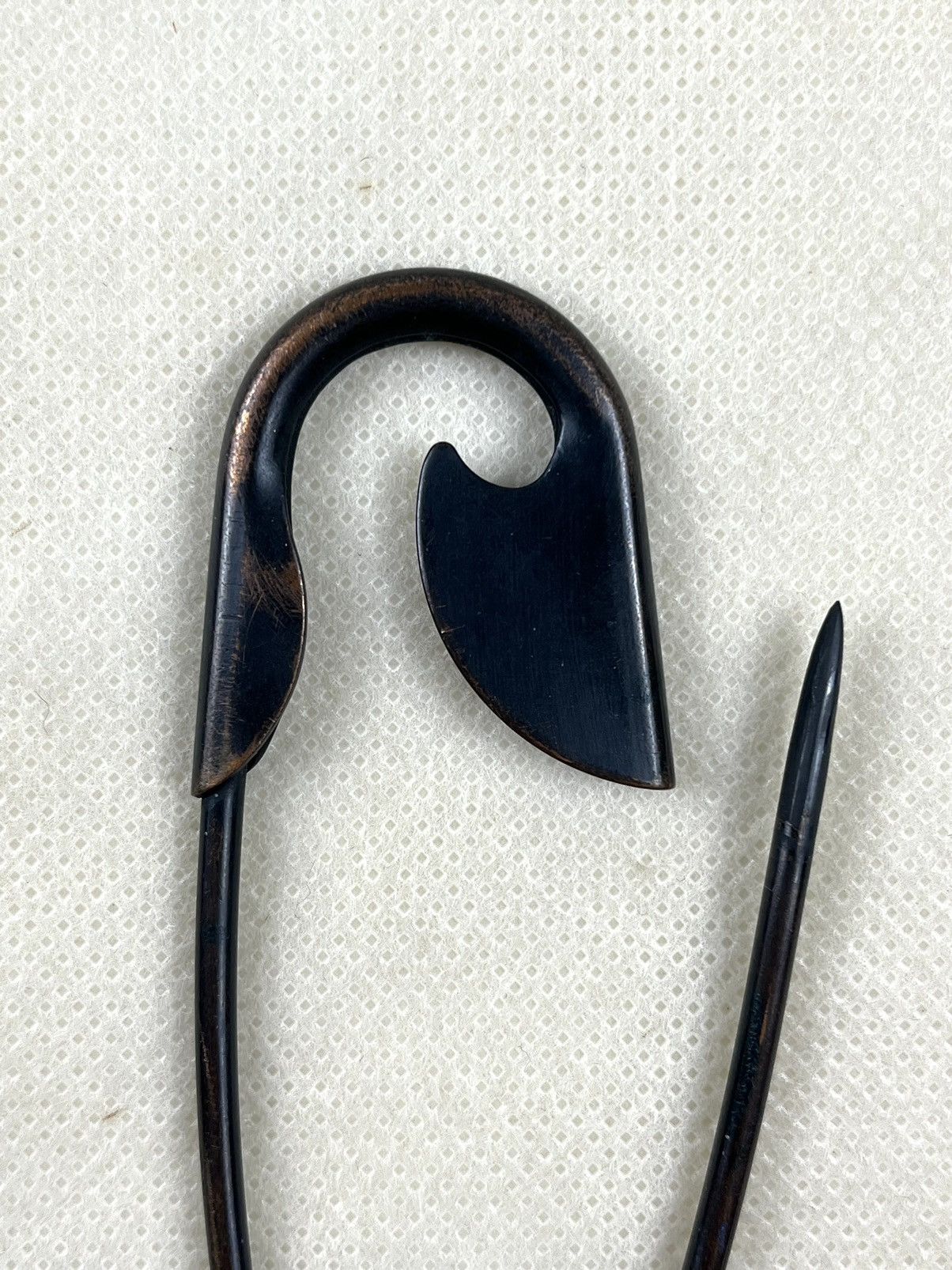 Undercover AW06 Undercover Oversized Safety Pin Guru Guru Size ONE SIZE - 7 Thumbnail