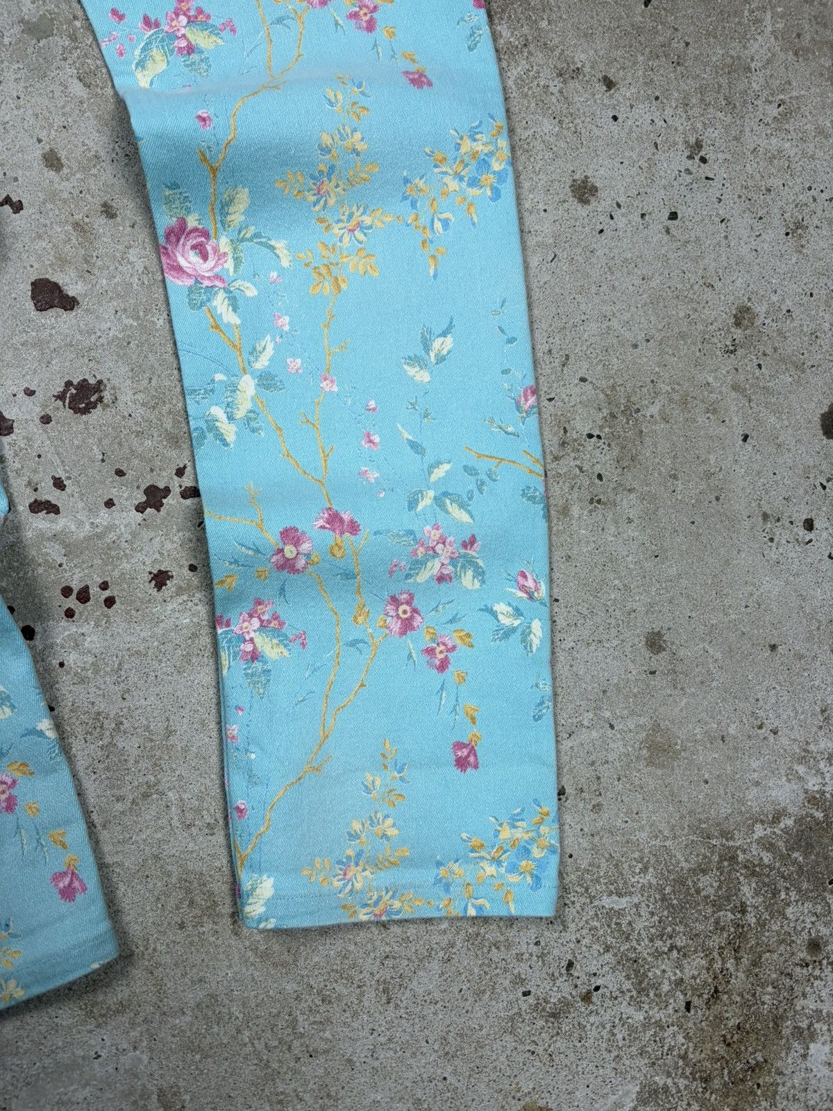 Roberto Cavalli Vintage 90s Roberto Cavalli Jeans Floral Print Flowers psych Size 26" / US 2 / IT 38 - 16 Thumbnail