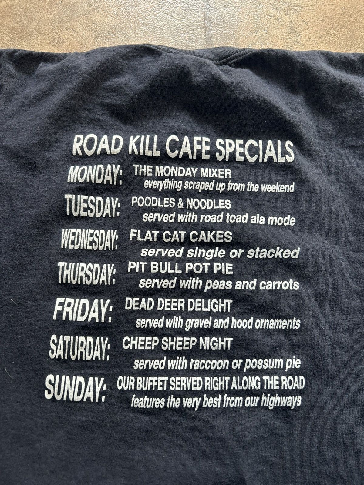 Vintage Vintage 1990s Alaskan Road Kill Cafe parody tshirt Size US M / EU 48-50 / 2 - 5 Thumbnail