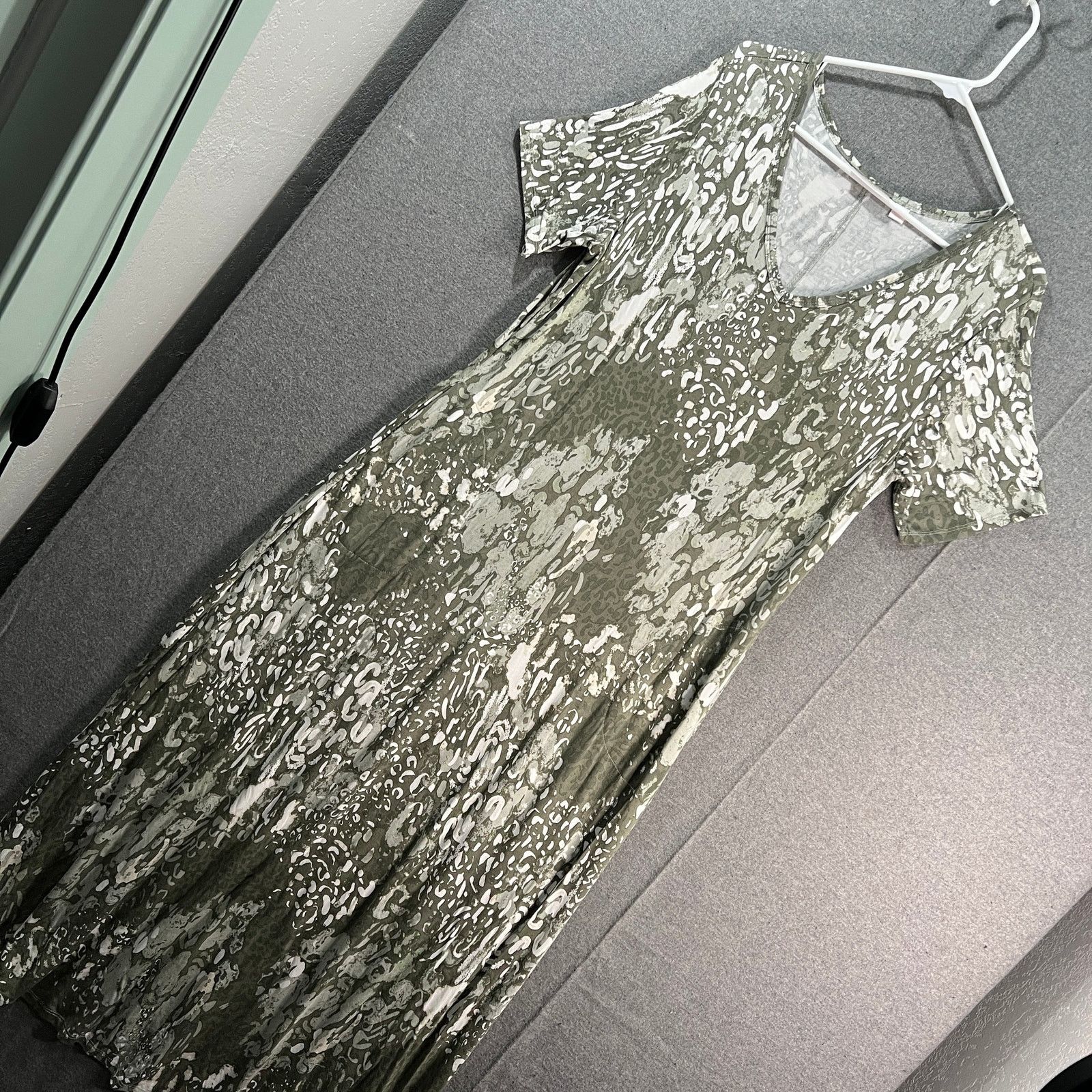 Other Belle by Kim Gravel Tall Print or Solid V-Neck Maxi Dress Size S / US 4 / IT 40 - 1 Thumbnail