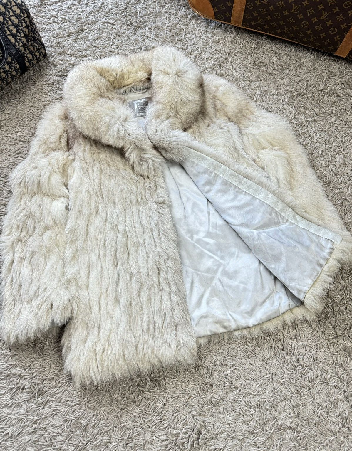 Sagafurs Rare White Fox natural fur Saga Fox coat original item Size S / US 4 / IT 40 - 2 Thumbnail