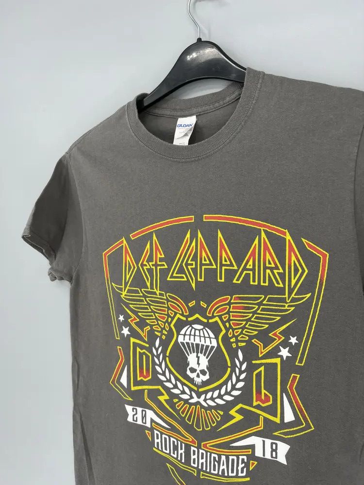 Band Tees Vintage Y2K Def Leppard Tour 2018 Band Tee Size S Size US S / EU 44-46 / 1 - 7 Thumbnail