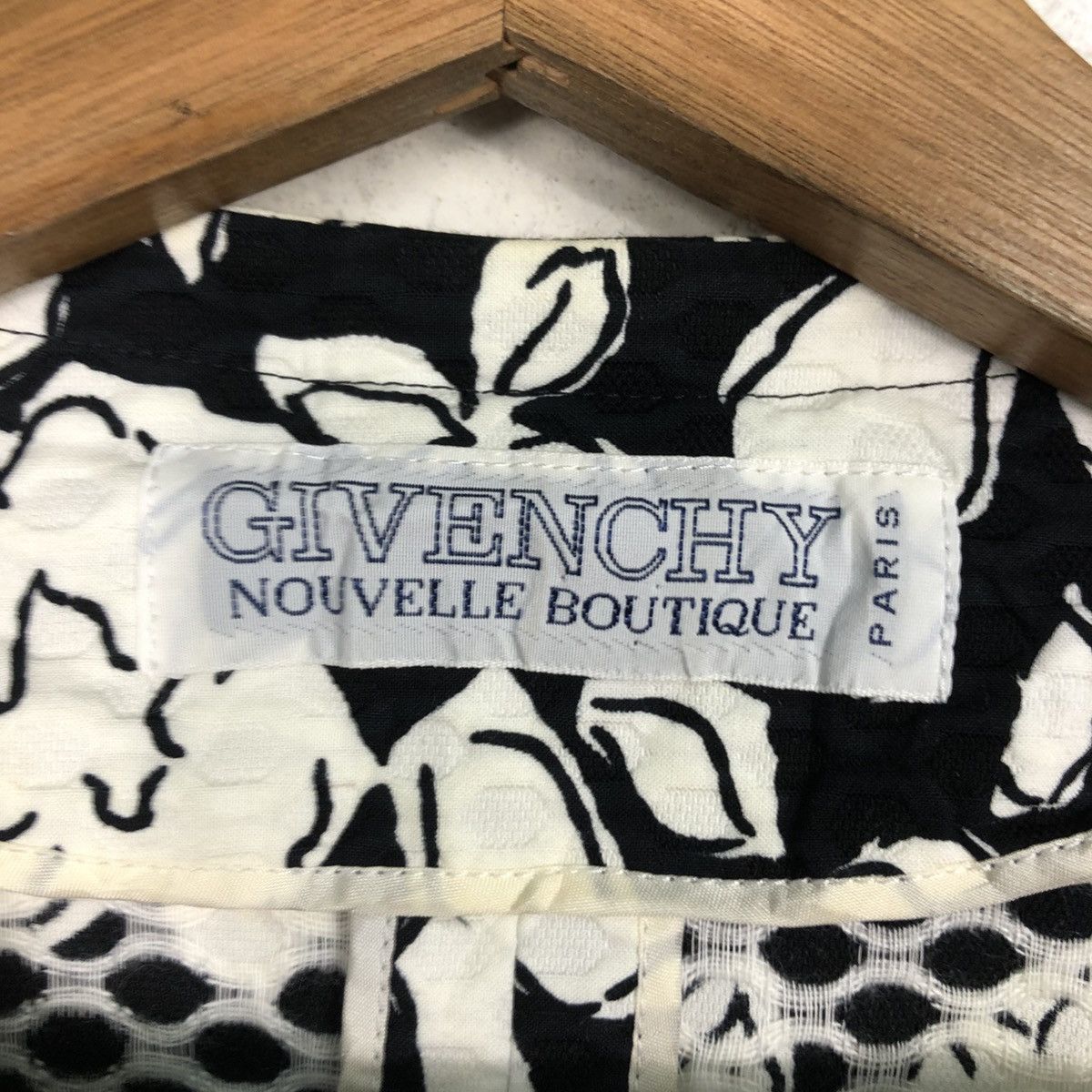 Givenchy 📌Cropped Short Sleeve Givenchy Nouvelle Boutique Paris Size M / US 6-8 / IT 42-44 - 21 Thumbnail