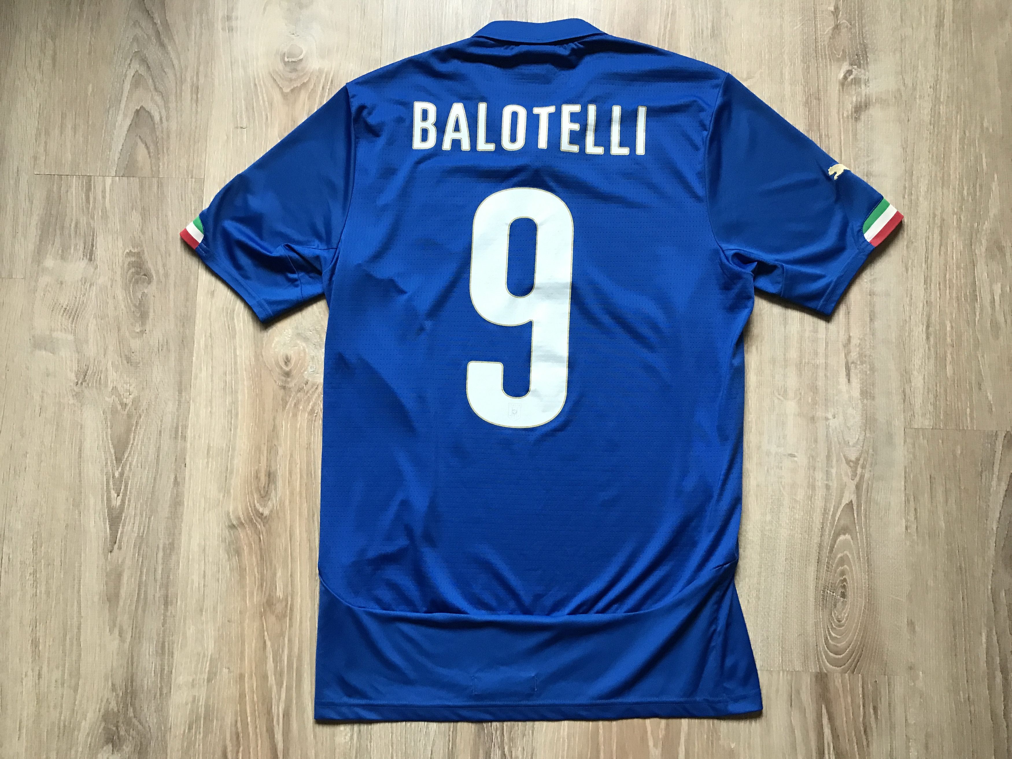 Puma × Vintage Vintage Puma Italy Home Football Shirt #9 Mario Balotelli Size US M / EU 48-50 / 2 - 2 Thumbnail