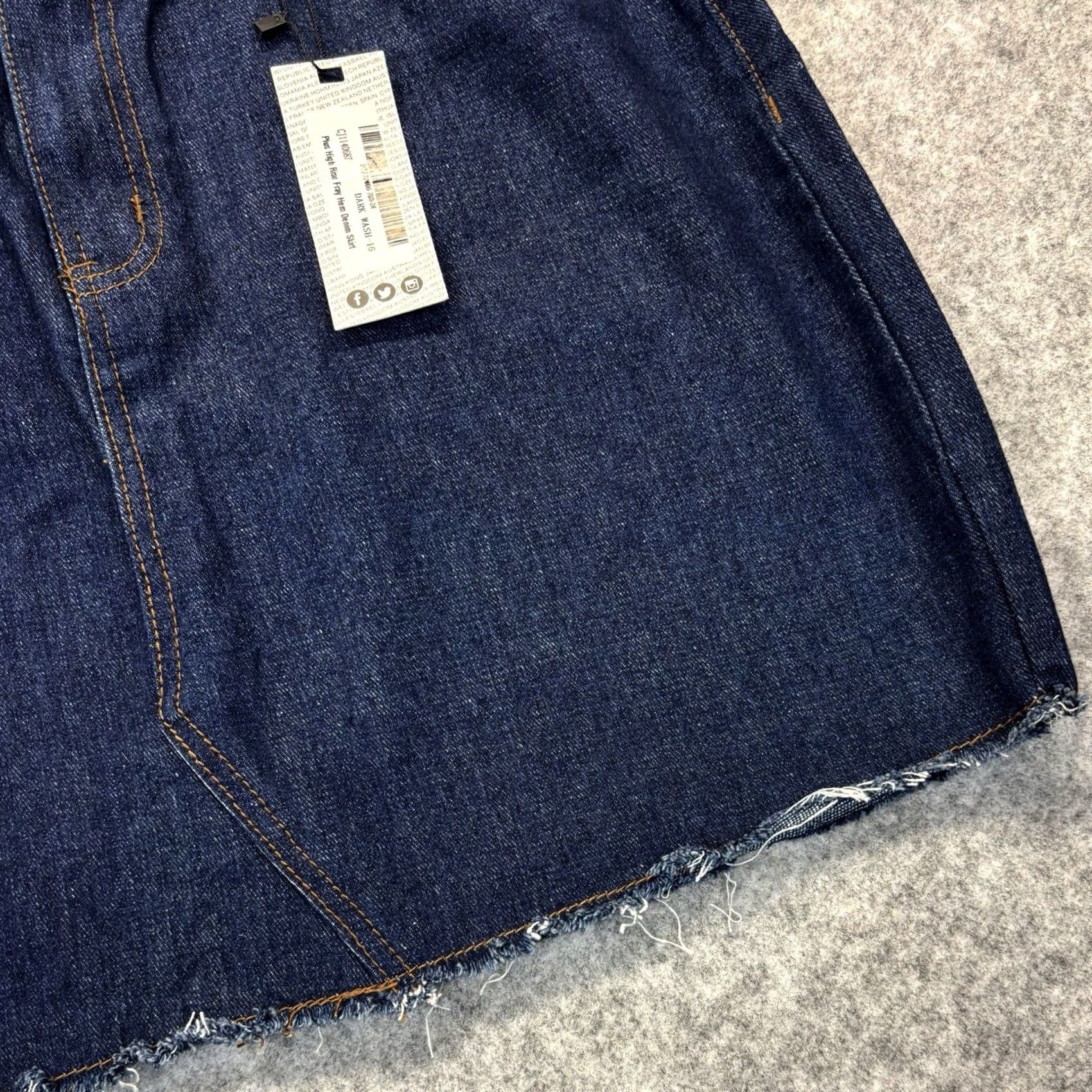 Boohoo Boohoo Denim Skirt Plus High Rise Fray Hem UK 16 Dark Wash Indigo Womens BNWT Size 38" / US 16 / IT 52 - 4 Thumbnail