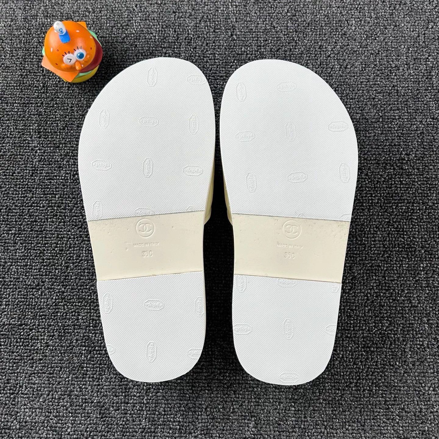 Chanel Chanel Women's White Slippers EUR 36 Size US 5 / IT 35 - 6 Thumbnail