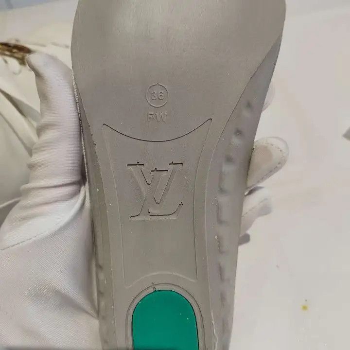 Louis Vuitton Louis Vuitton Frontrow White Low-Top Fashion Sneakers -2508 Size US 5 / IT 35 - 5 Thumbnail