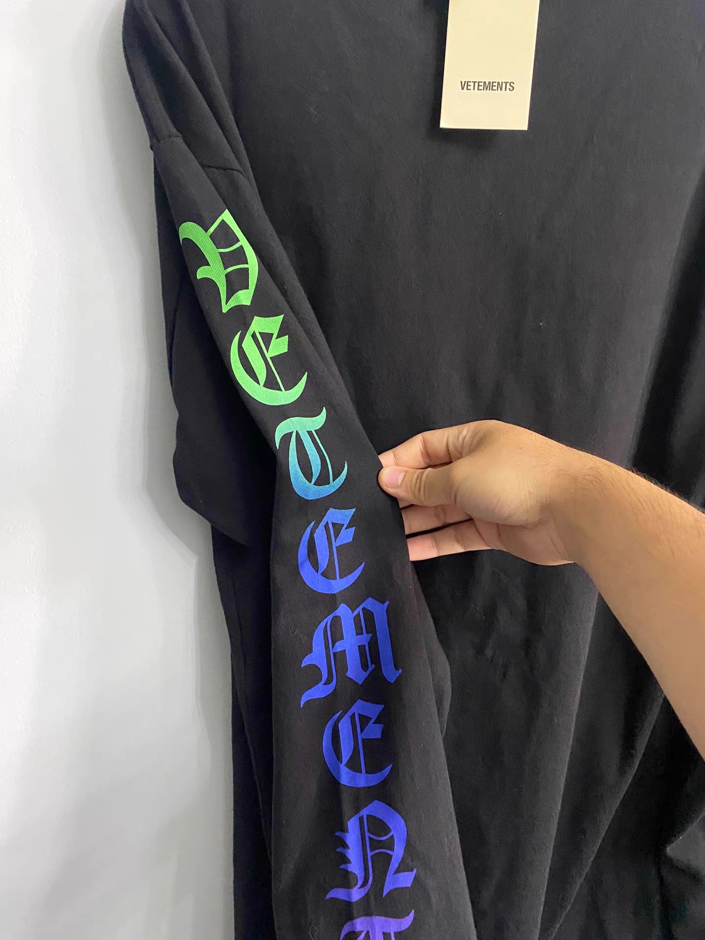 Vetements VETEMENTS Colorful Sanskrit Print Long Sleeve T-shirt Size US XS / EU 42 / 0 - 3 Thumbnail