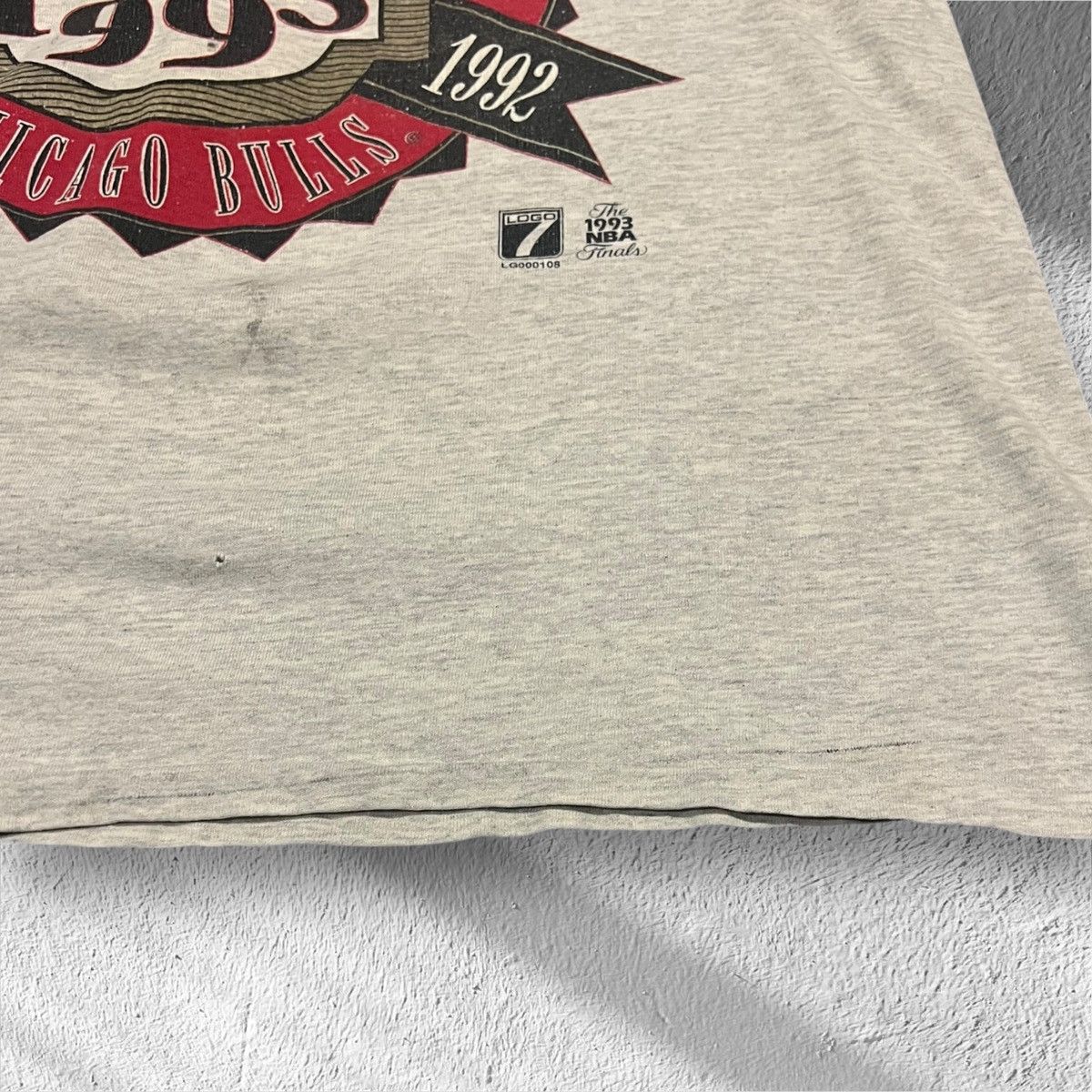 Logo 7 Vintage 1993 Chicago Bulls 3‑Peat NBA Champions T‑Shirt XL Size US XL / EU 56 / 4 - 4 Thumbnail
