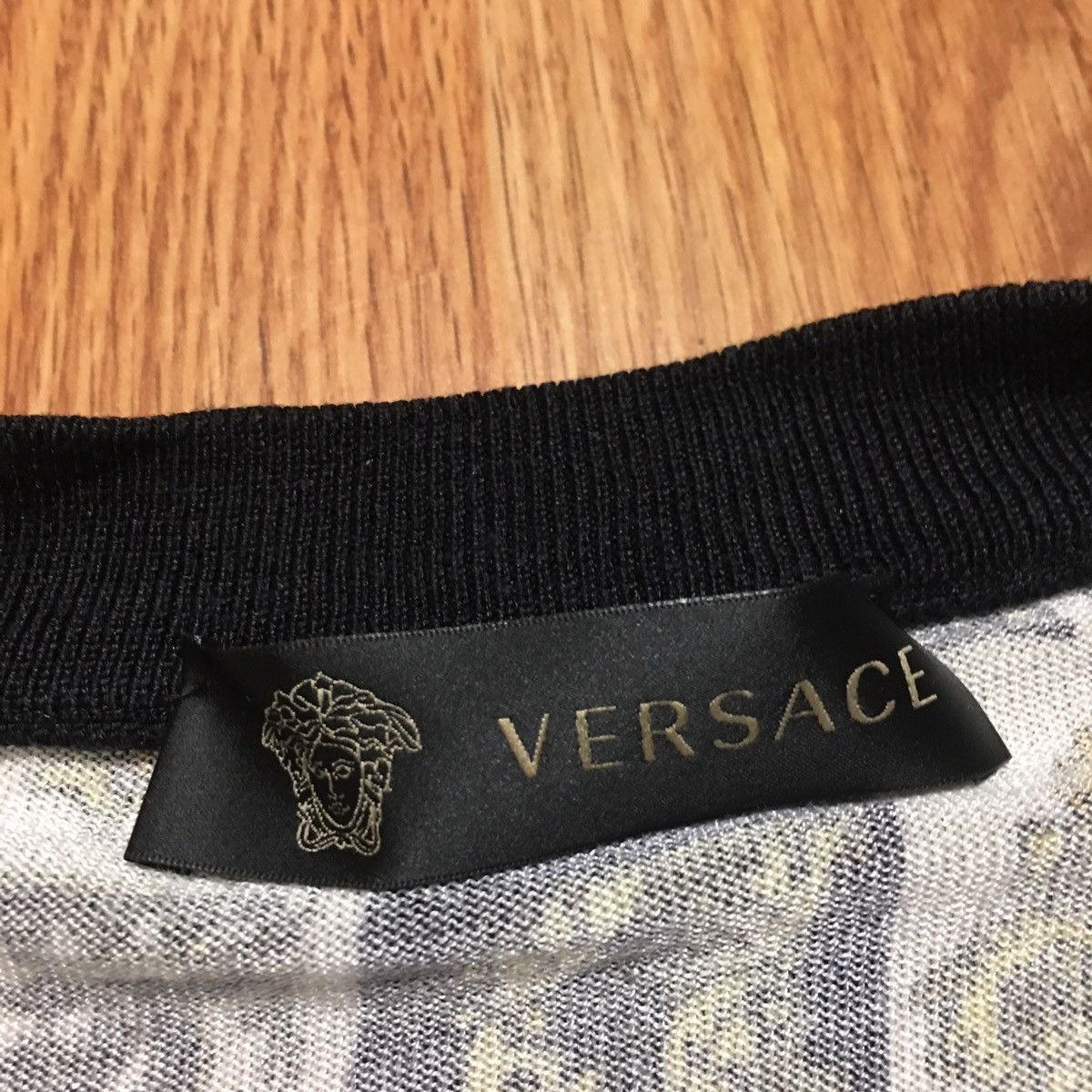Versace VERSACE Virtus Silk Sweater Alphabet Black Gold Medusa EU38 Size S / US 4 / IT 40 - 9 Thumbnail
