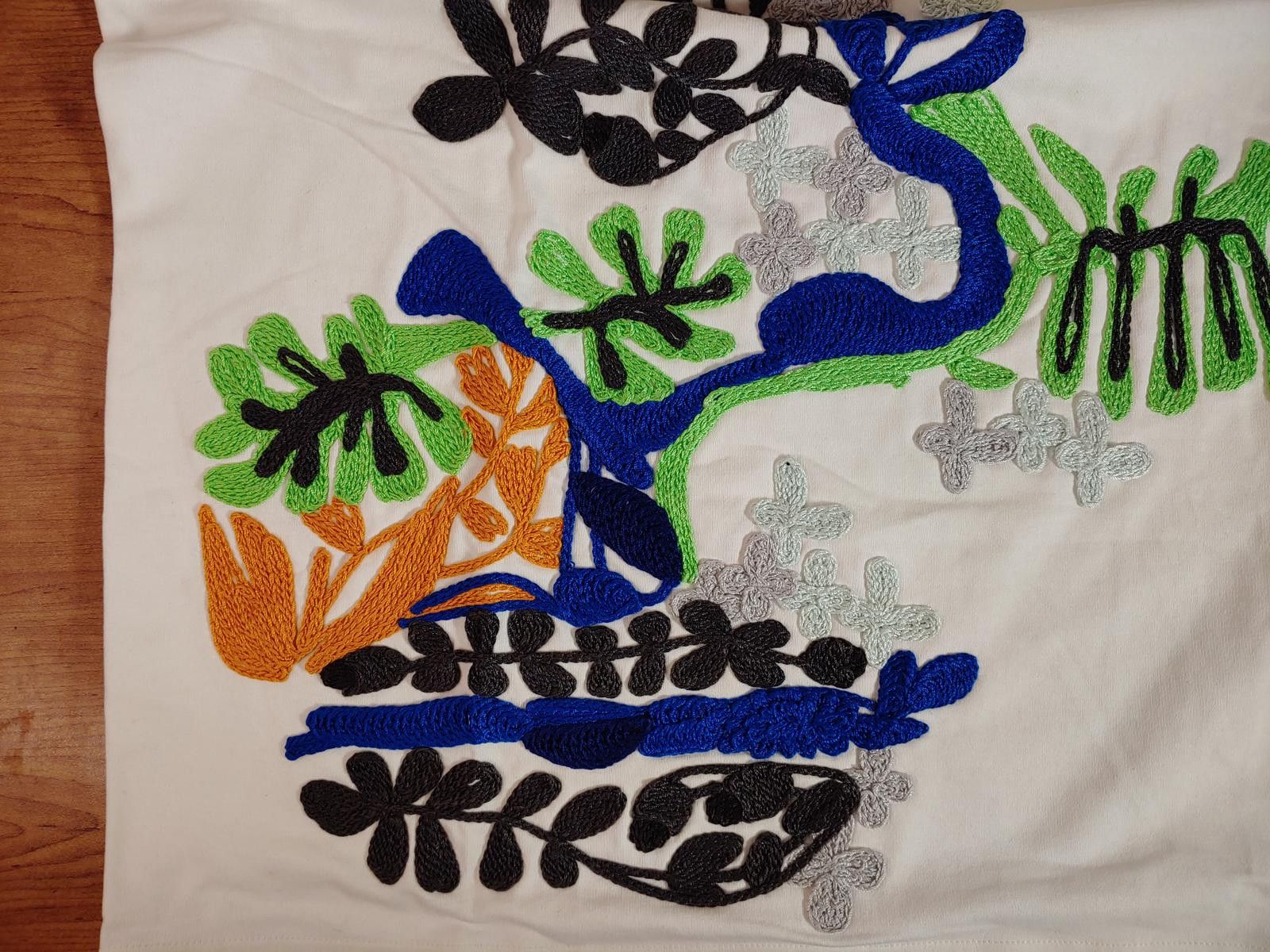 Louis Vuitton Louis Vuitton Embroidered Floral Portrait T-Shirt in White Size US XL / EU 56 / 4 - 4 Thumbnail