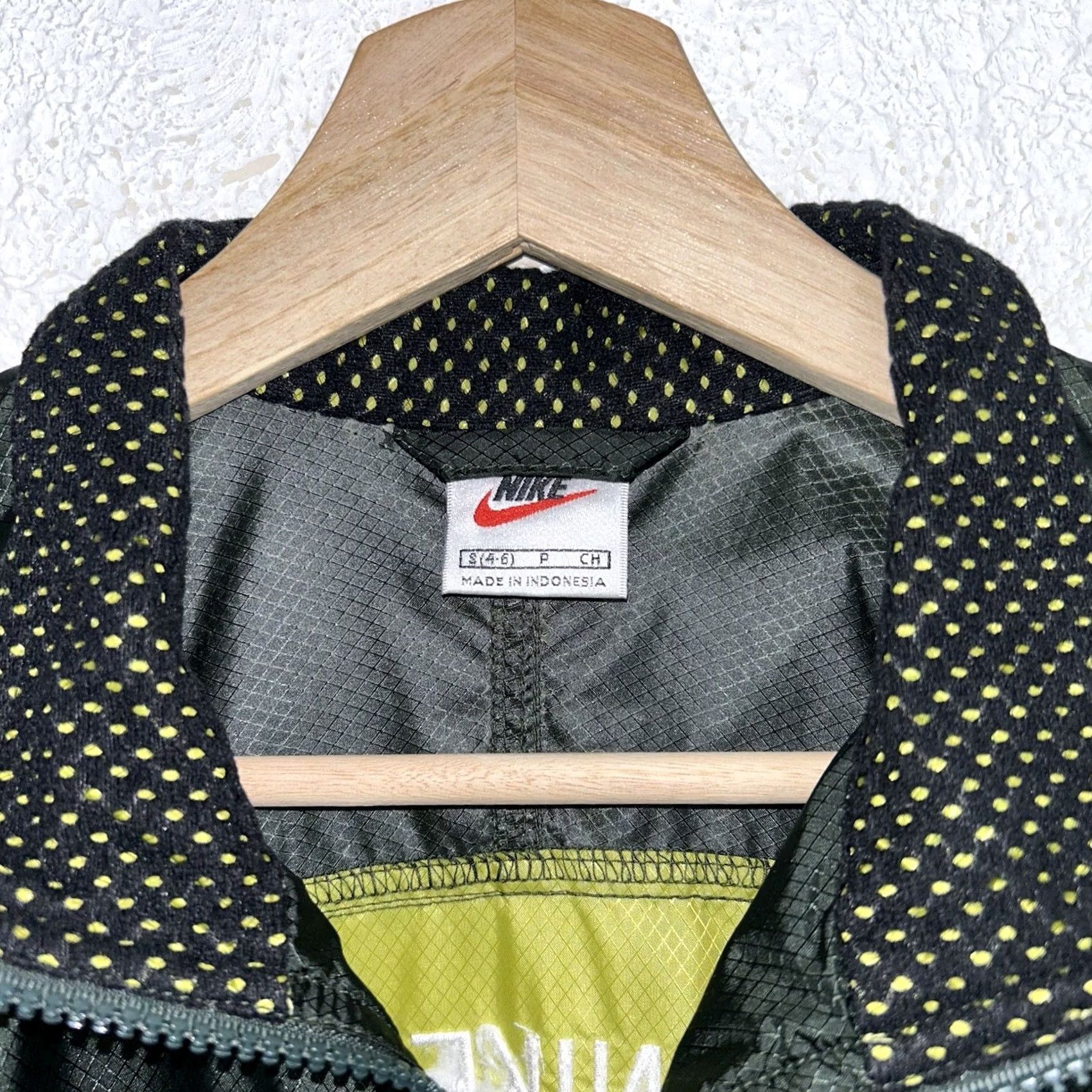 Nike VINTAGE Nike Windbreaker Jacket Green Full Zip Men’s Small Shirt Size US S / EU 44-46 / 1 - 5 Thumbnail