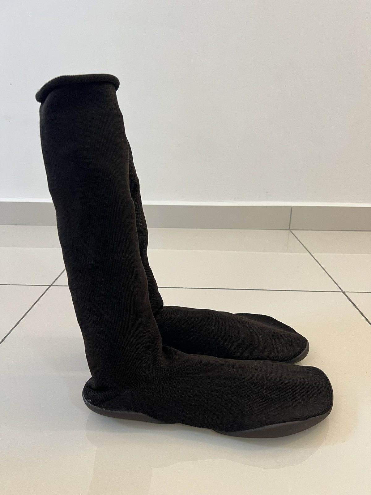 Yeezy Yeezy Pods Black Size US 12 / EU 45 - 3 Thumbnail