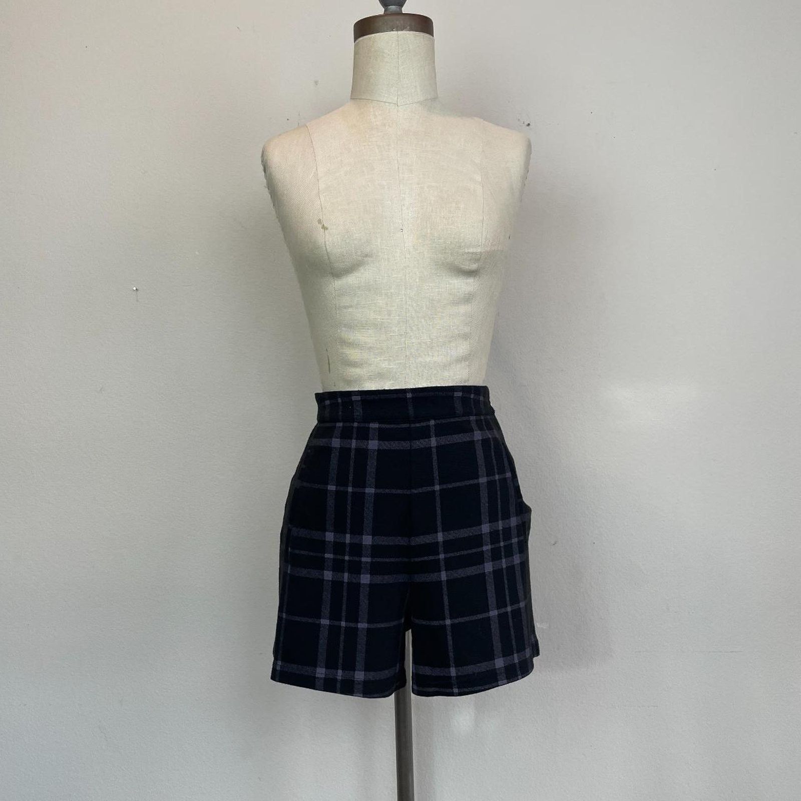 Garage Garage High Waisted Paid Shorts, Size 6 Size 28" / US 6 / IT 42 - 2 Thumbnail