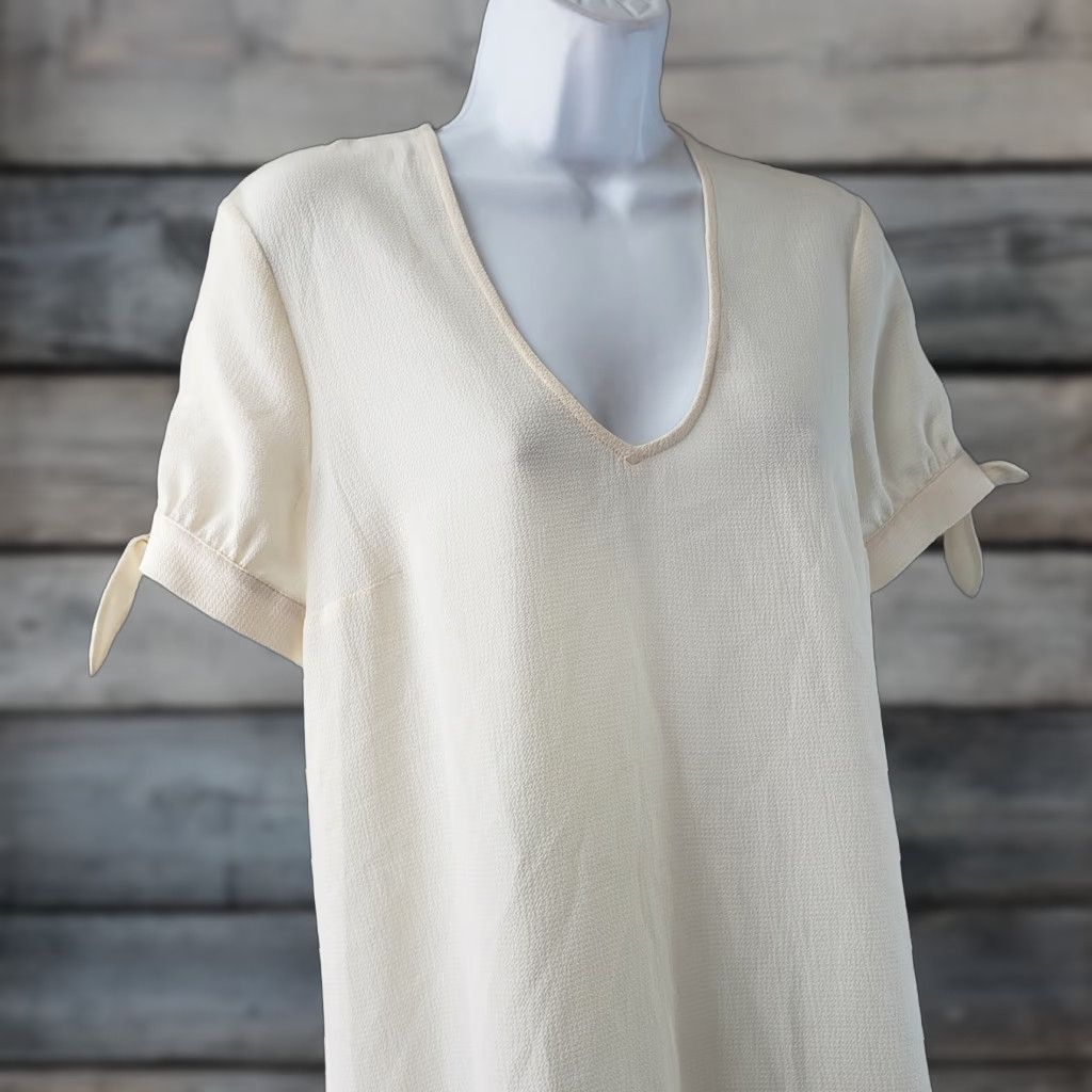 Vintage Modcloth Womens Blouse Short Sleeve V-Neck Solid Ivory M Adult Womens Blouse V-Neck Crema Ivory 90s Vintage? Size M / US 6-8 / IT 42-44 - 1 Thumbnail