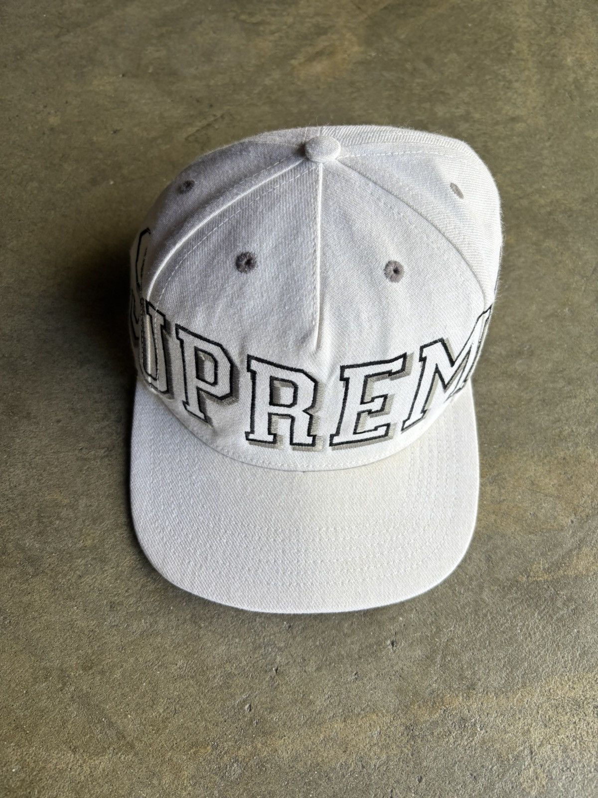 Supreme White Supreme Wrap Around Logo Snapback hat Size ONE SIZE - 1 Thumbnail