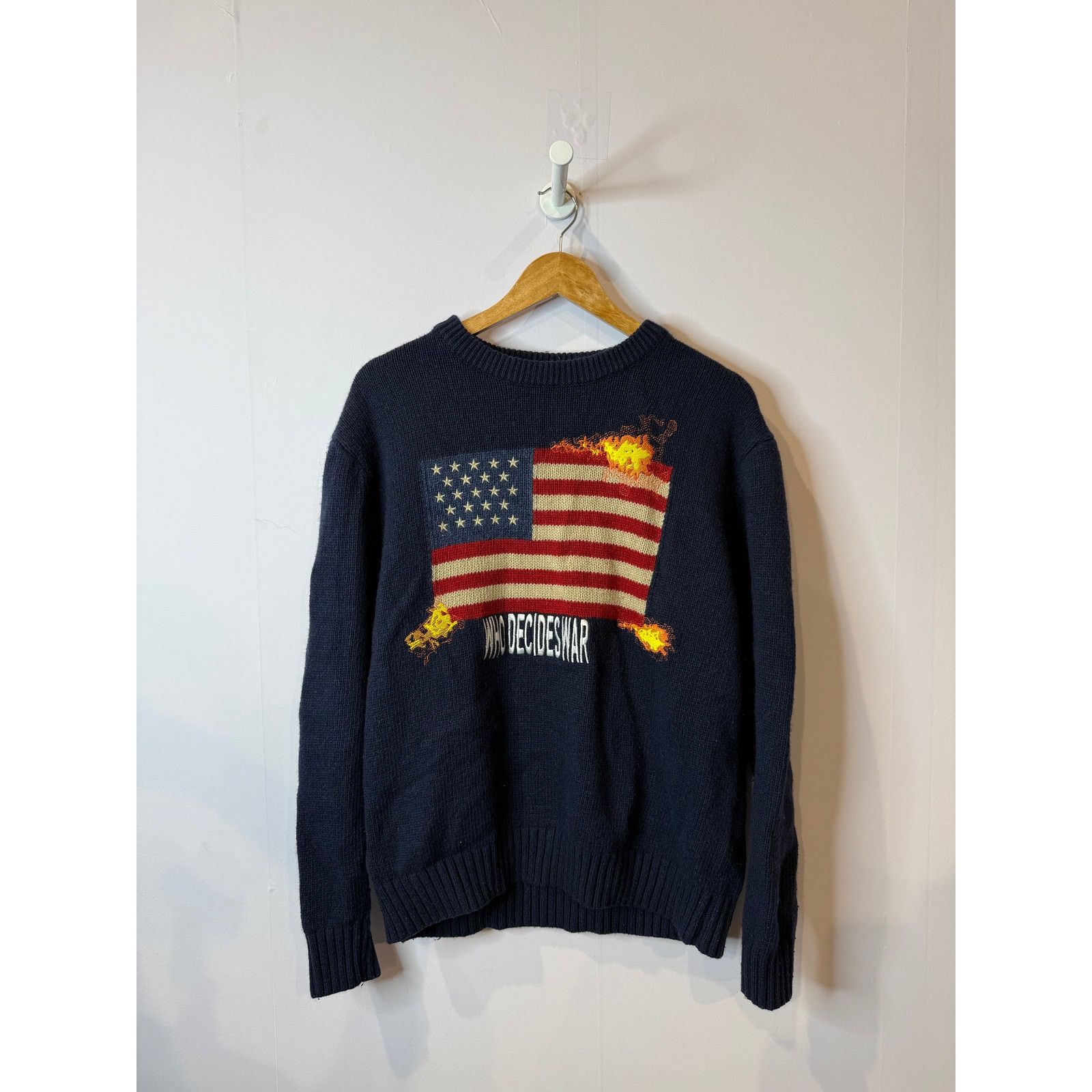 Who Decides War WDW Flag Knitted Crewneck Used Large Size L / US 10 / IT 46 - 1 Thumbnail