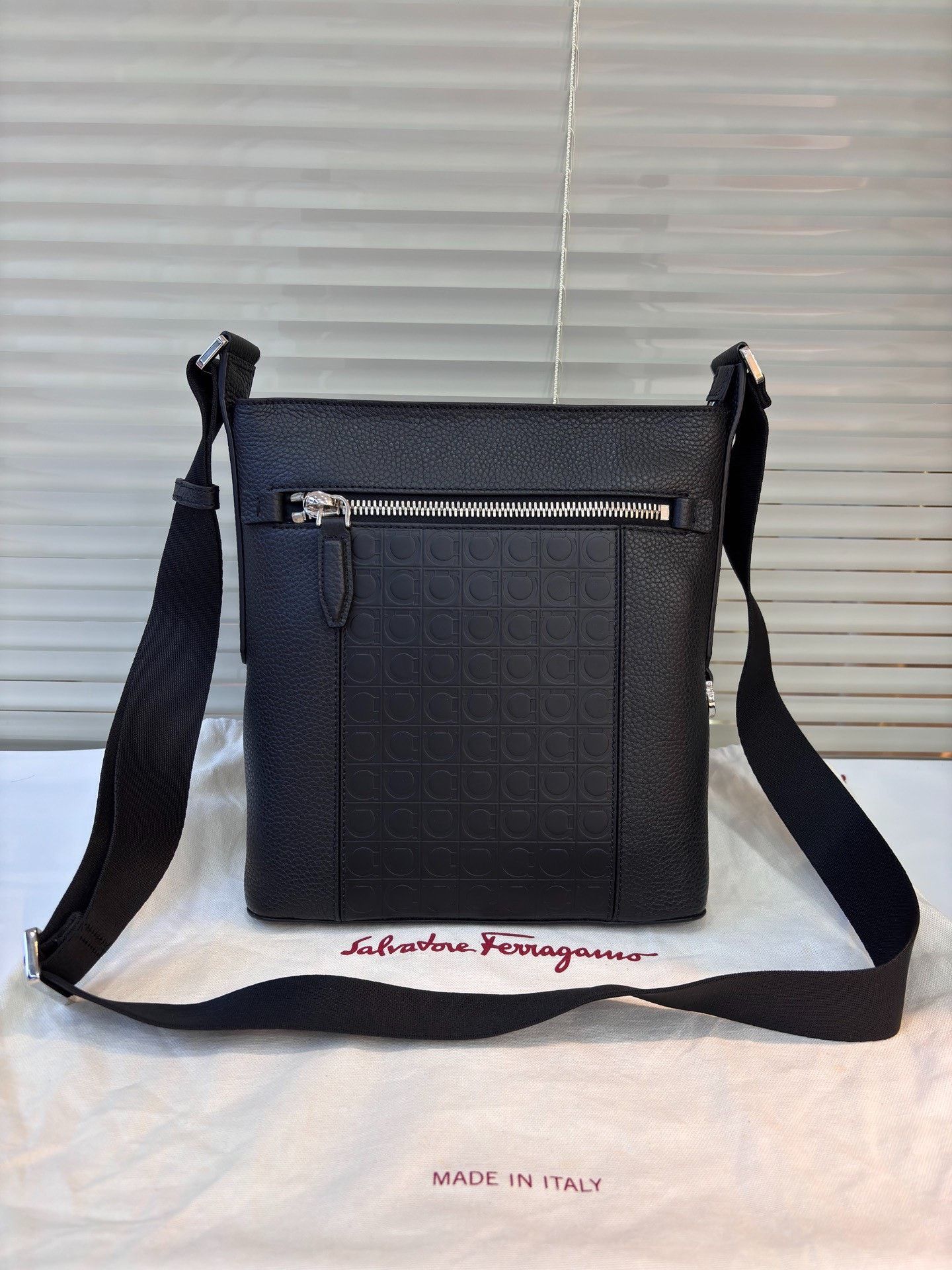 Salvatore Ferragamo Ferragamo Black Leather Men's Shoulder Bag Size ONE SIZE - 1 Thumbnail