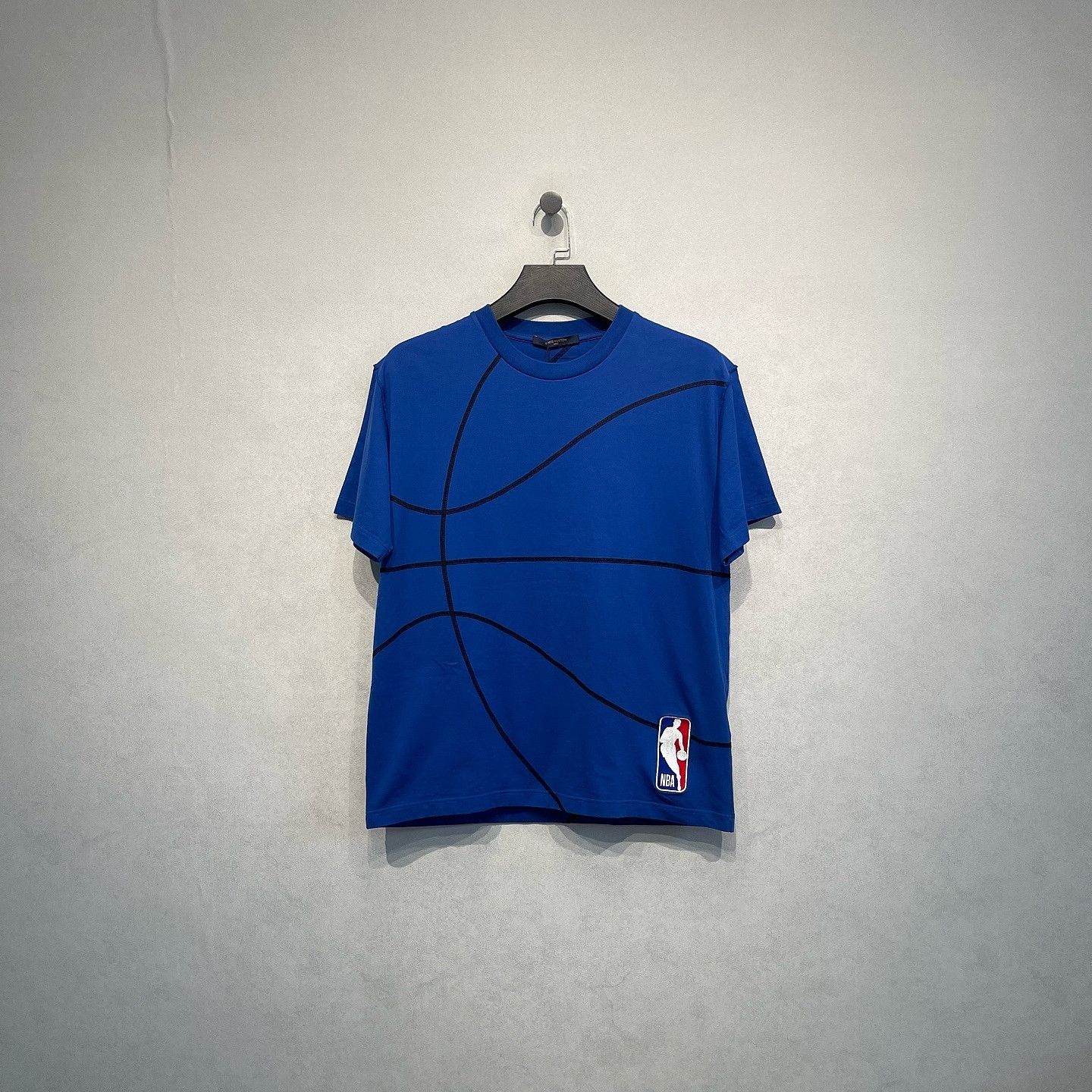 Louis Vuitton Louis Vuitton x NBA Basketball Logo T-Shirt Size L Size US L / EU 52-54 / 3 - 1 Thumbnail