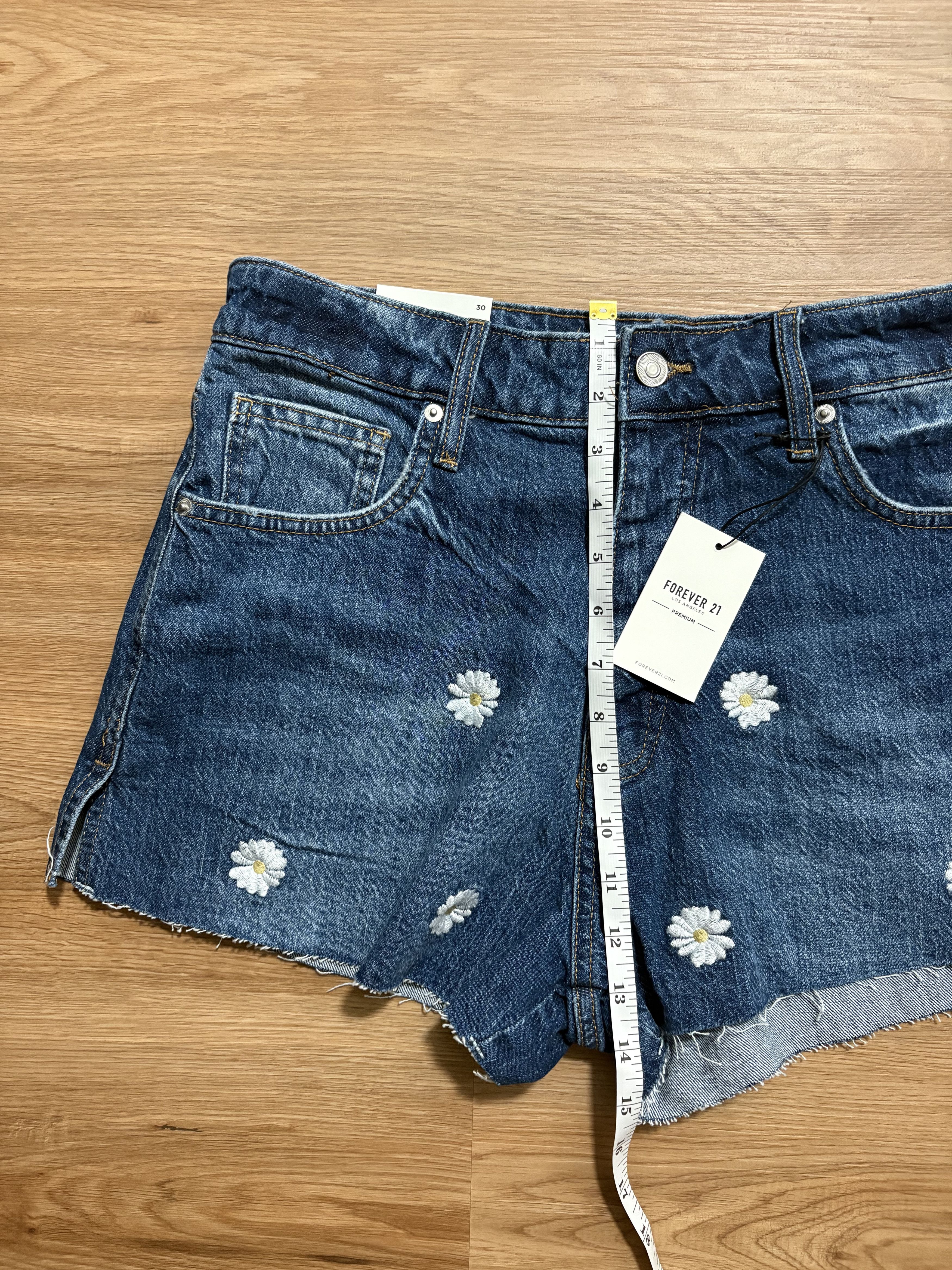 Forever 21 Premium denim shorts daisy embroidery Size 30" / US 8 / IT 44 - 5 Thumbnail