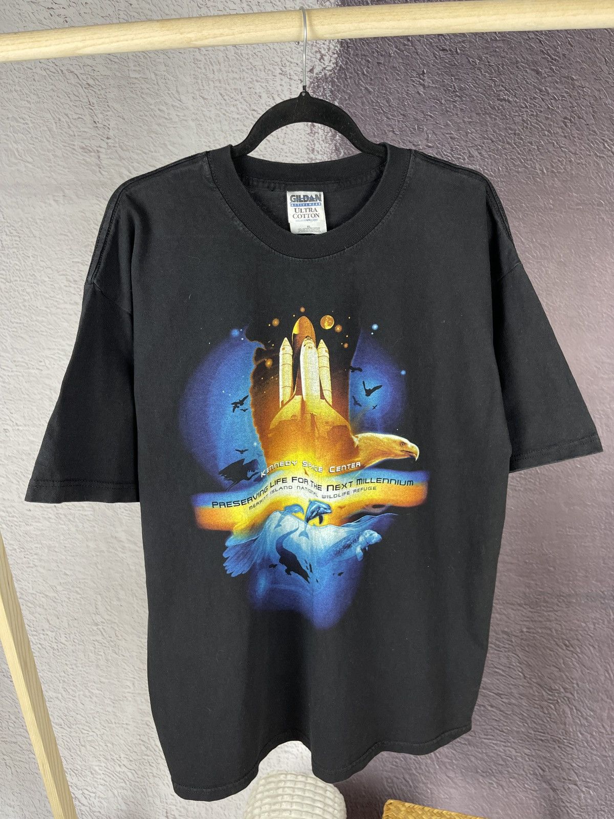 Gildan Gildan vintage Kennedy space center big logo tee shirt Size US XL / EU 56 / 4 - 2 Thumbnail