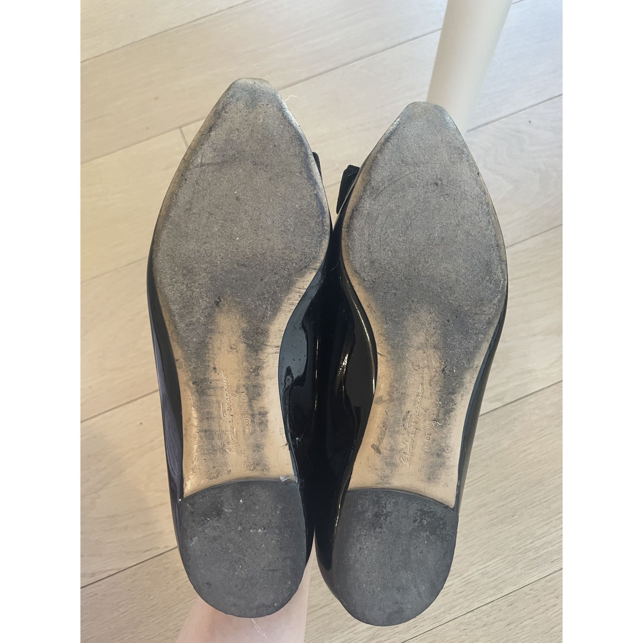 Salvatore Ferragamo Ferragamo Black Patent Leather Vara Bow Pumps Size 7.5 Size US 7 / IT 37 - 3 Thumbnail