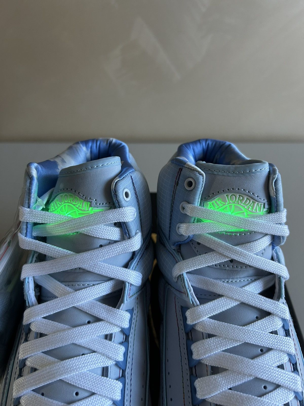 J Balvin × Jordan Brand Jordan 2 Retro J Balvin (2022) 42 EU / 8.5 US Size US 8.5 / EU 41-42 - 6 Thumbnail