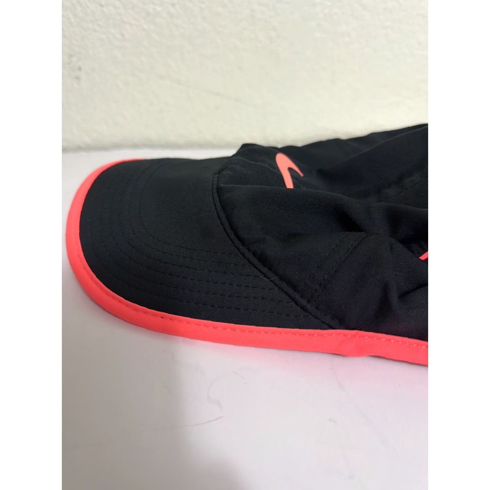 Nike VINTAGE Nike Featherlight DriFit Women’s Strapback Running Hat Black Hot Pink Hook Loop Size ONE SIZE - 7 Thumbnail