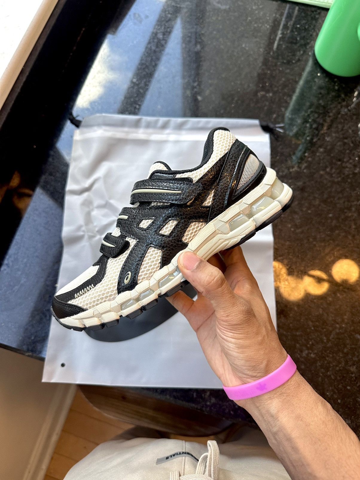 Asics MENS 4.5/WOMENS 6! Asics Gel Kayano 20 Hal Studios Bone Size US 5 / EU 37 - 1 Thumbnail