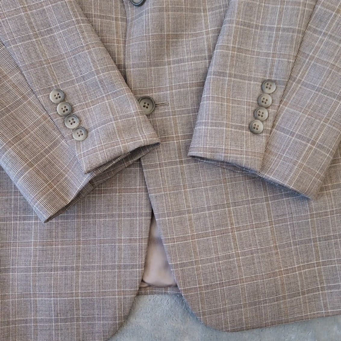 Jos. A. Bank Jos. A. Bank Blazer Mens 42 Gray Plaid Wool Two Button Single Vent Notch Lapel Regular Size 42 Jacket Front Button Style Two-Button 2 Piece Size 42R - 4 Thumbnail