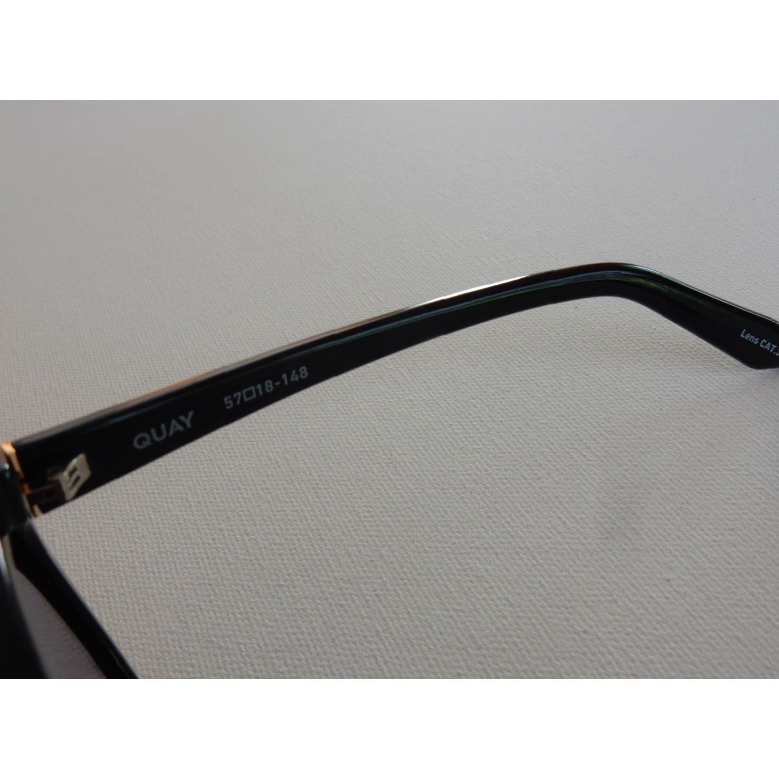 Vintage VINTAGE Quay Women Sunglasses Polarized Black & Gold 57mm 18-148 Staycation Size ONE SIZE - 4 Thumbnail