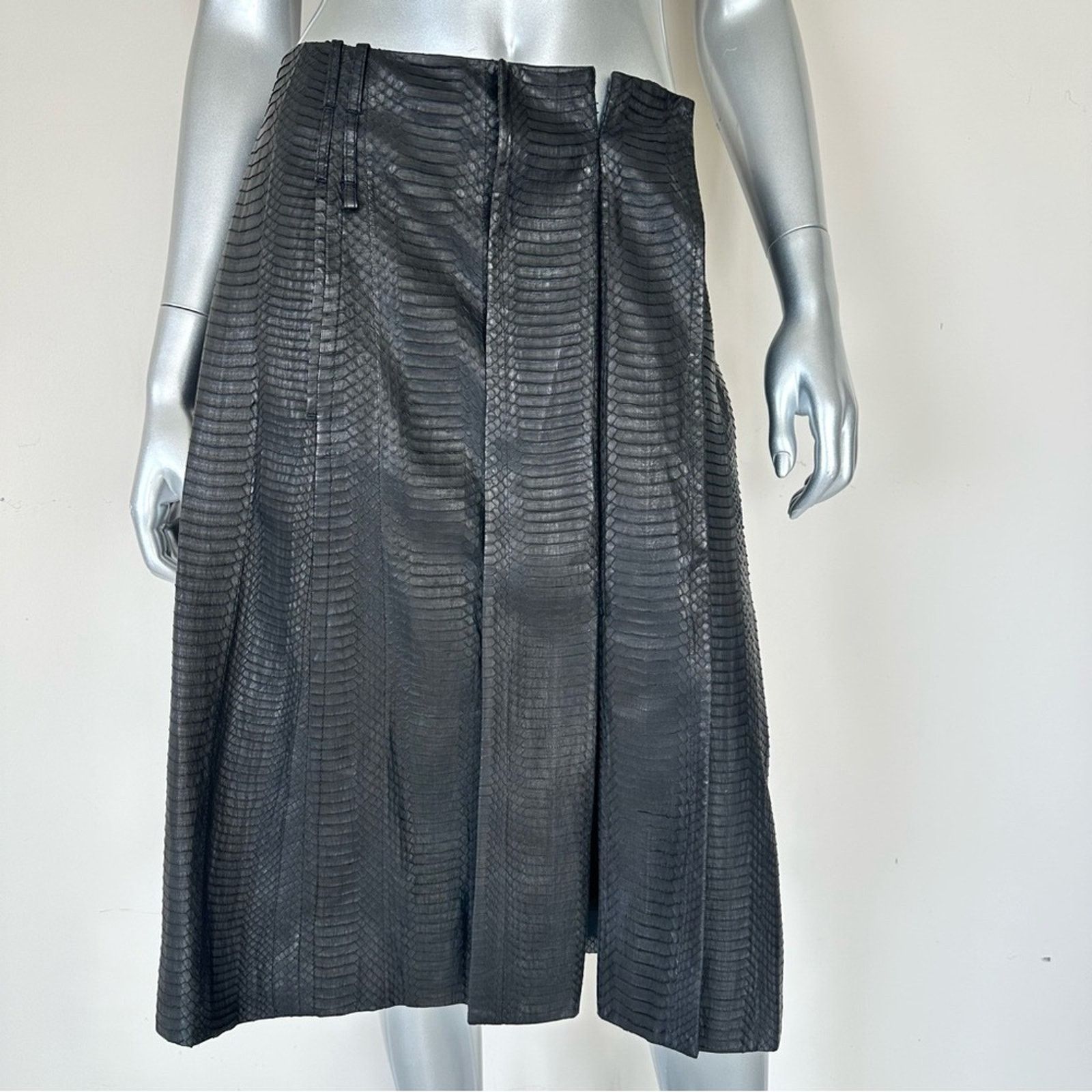 Brioni NWT! Brioni women snake skin leather skirt size 12 US 6500$ Size 34" / US 12 / IT 48 - 1 Thumbnail