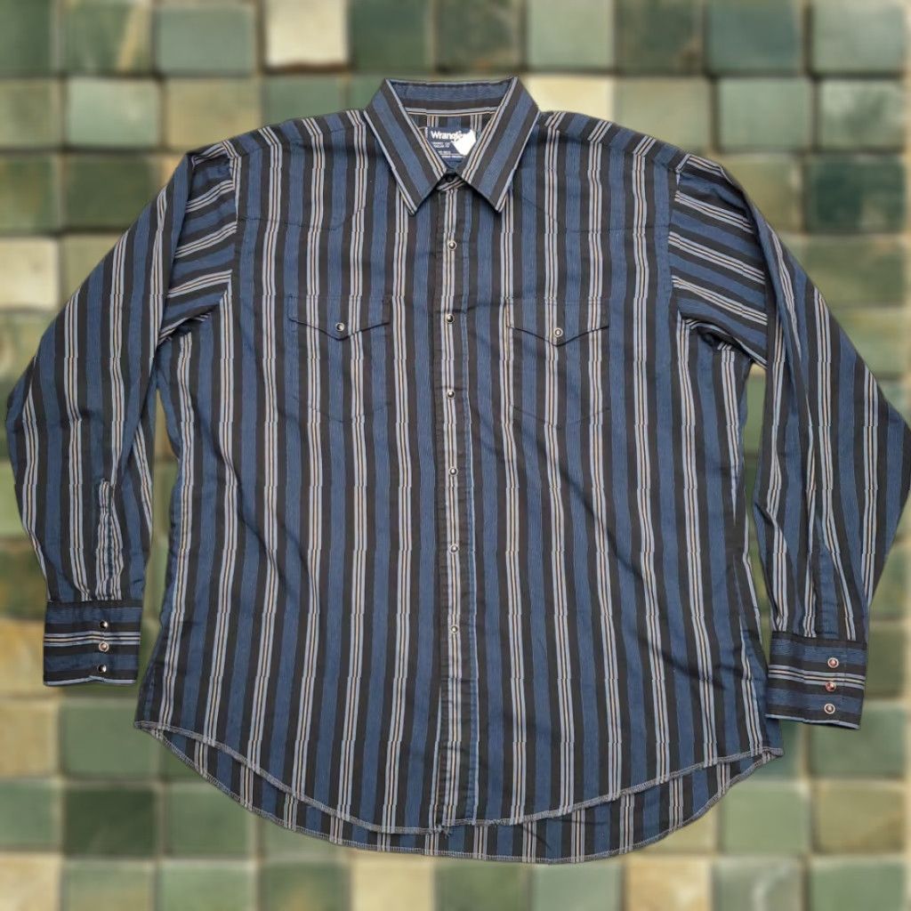 Wrangler VINTAGE Wrangler Shirt Mens 2XL Blue Stripe Pearl Snap X Long Tail Cowboy Made in USA Shirt Polyester Blend with Pockets Cowboy Western American Mens Size US XXL / EU 58 / 5 - 1 Thumbnail