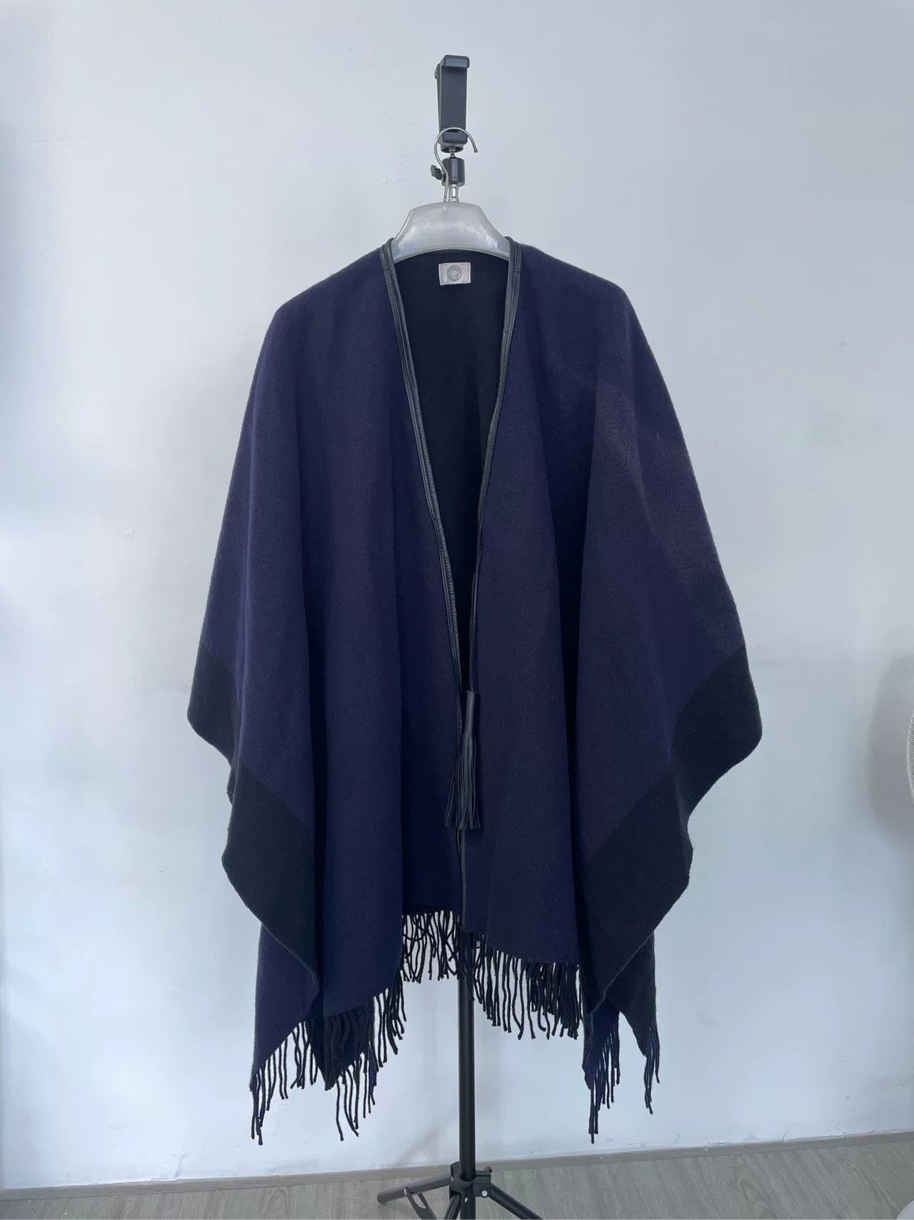 Hermes Hermes Reversible Cashmere Fringe Cape Size US S / EU 44-46 / 1 - 1 Thumbnail