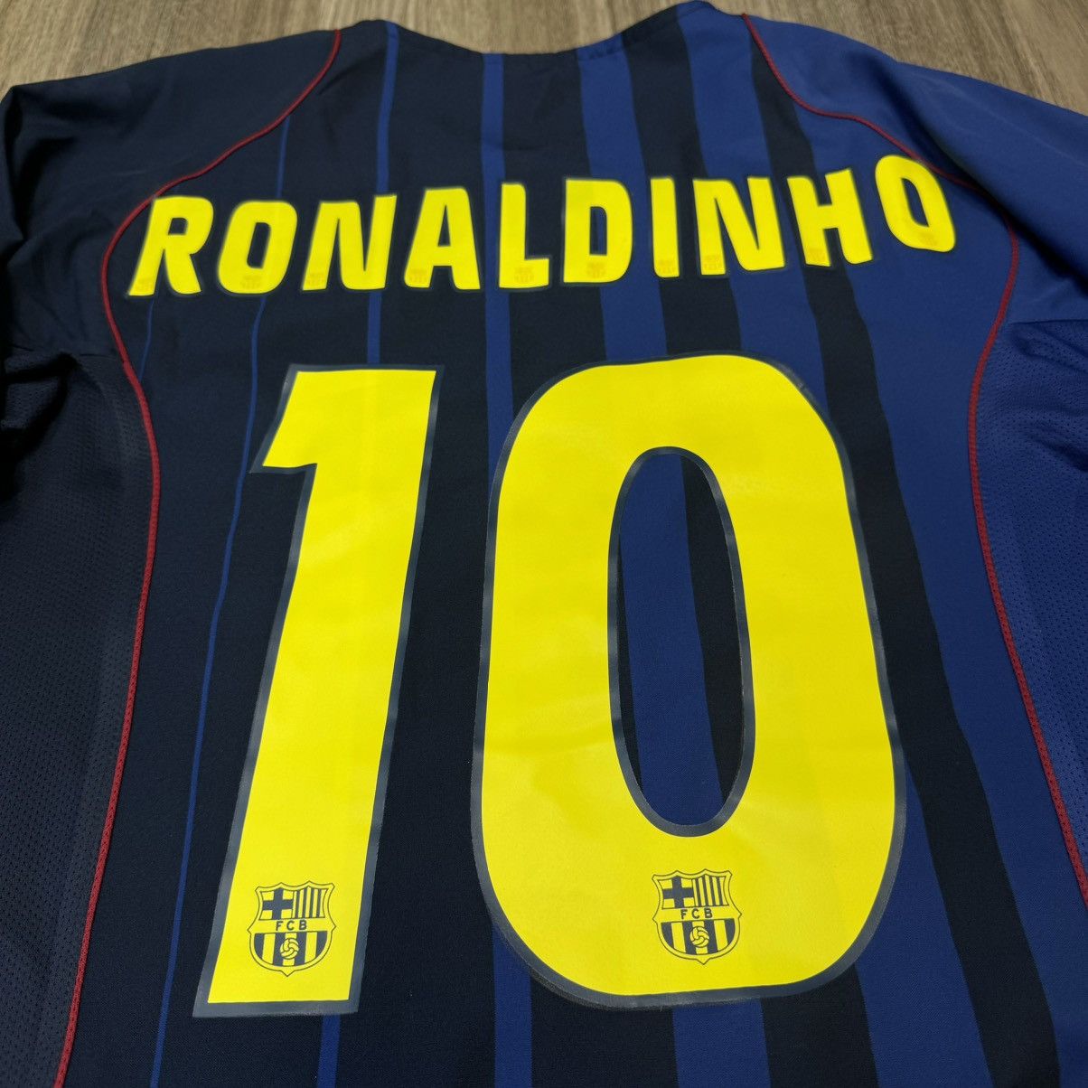 Vintage Barcelona 04/05 away shirt #10 Ronaldinho Size US M / EU 48-50 / 2 - 6 Thumbnail