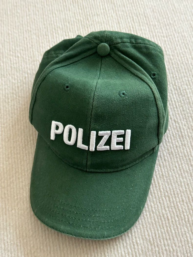 Vetements Embroidered Slogan Baseball Cap