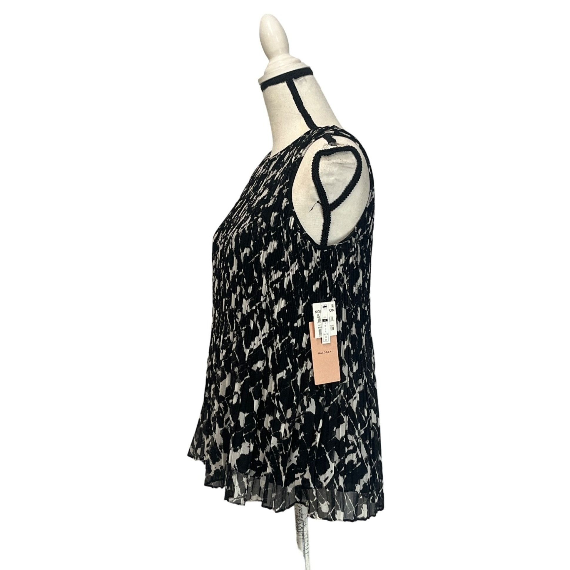 Other Halogen(R) Sleeveless Pleated Georgette Top in Black- Ivory Size XS / US 0-2 / IT 36-38 - 3 Thumbnail